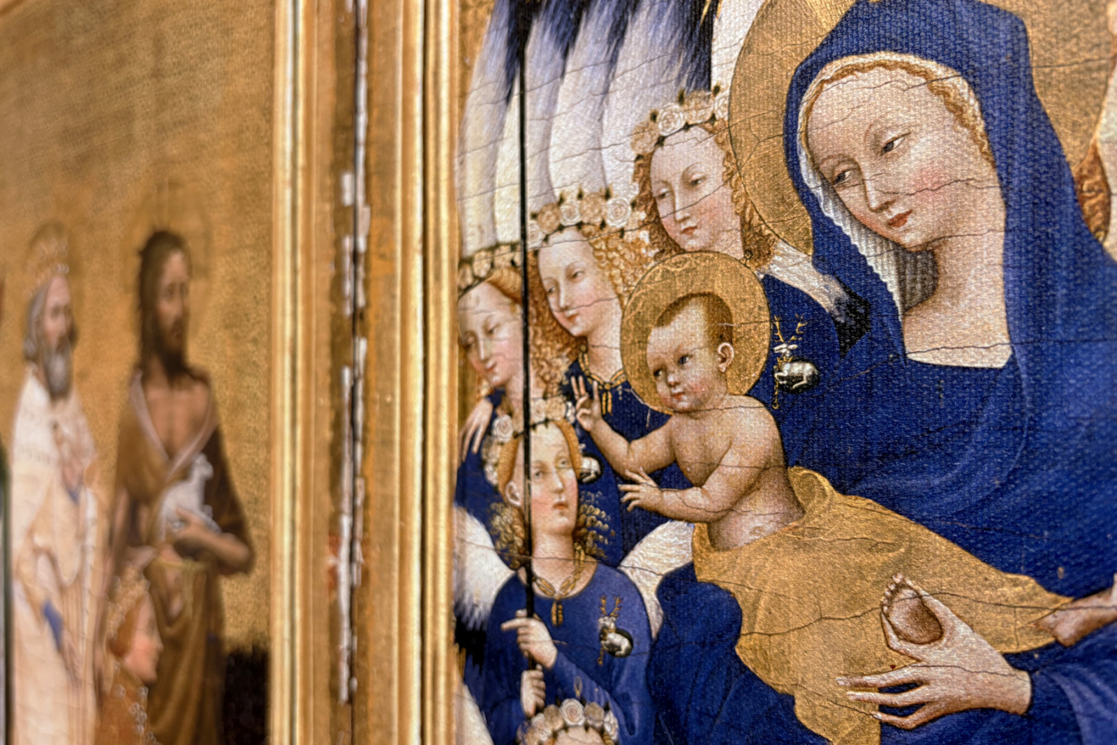 Richard II. wird der Jungfrau und dem Kind von seinem Schutzpatron Johannes dem Täufer und den Heiligen Edward und Edmund vorgestellt, ca. 1395-99 - Master of the Wilton Diptych