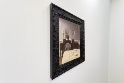 Interieur mit junger Frau am Klavier
