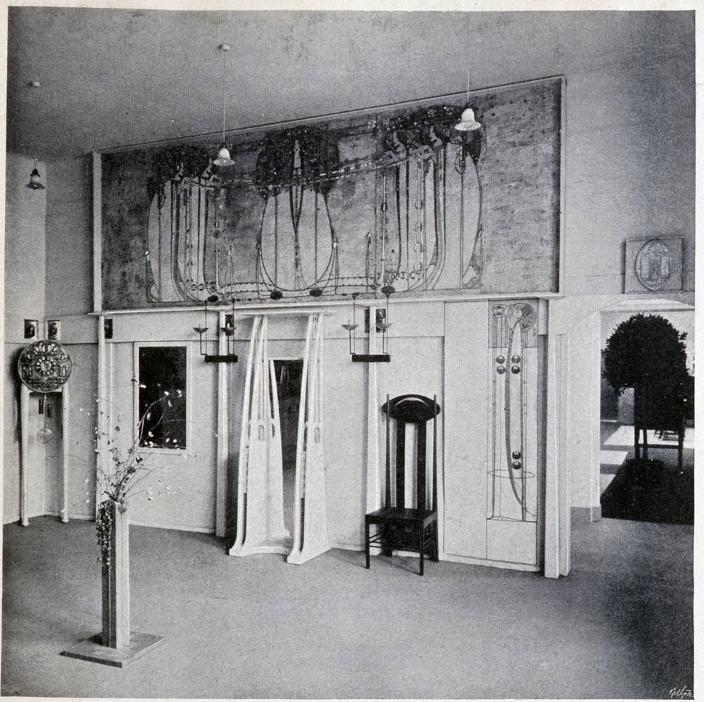 Innenansicht eines dekorativen Kunstsalons in Wien, um 1900 (Dekor und Möbel von Charles Rennie und Margaret MacDonald Mackintosh) von Charles Rennie Mackintosh
