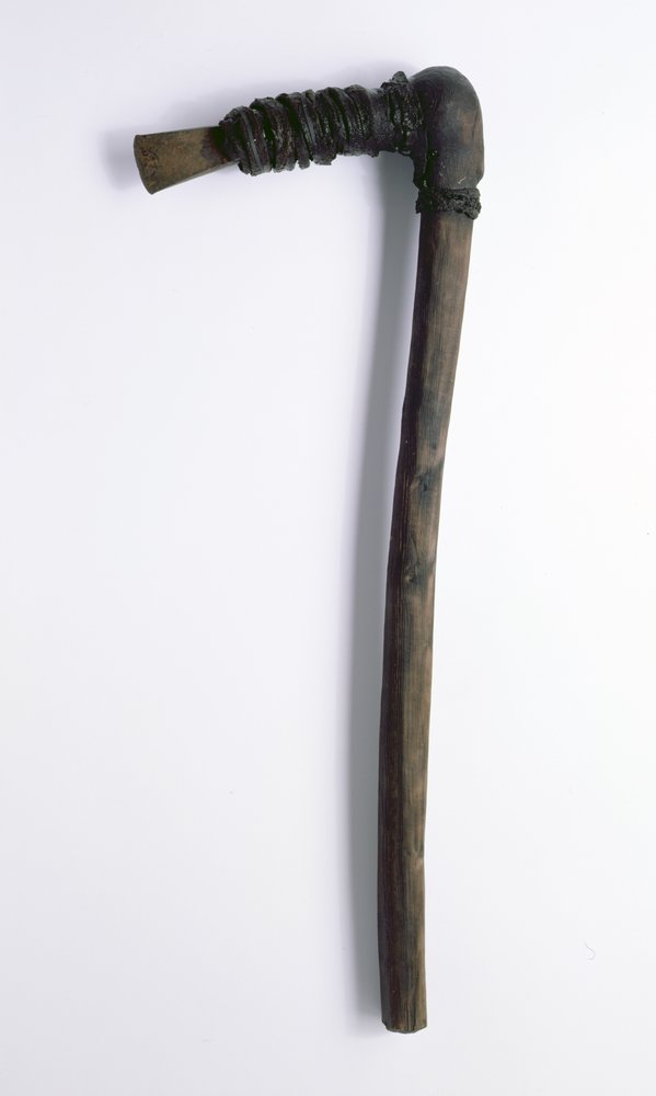 Beim Ötzi gefundene Axt (Eibenholz mit Lederbindung) von Copper Age
