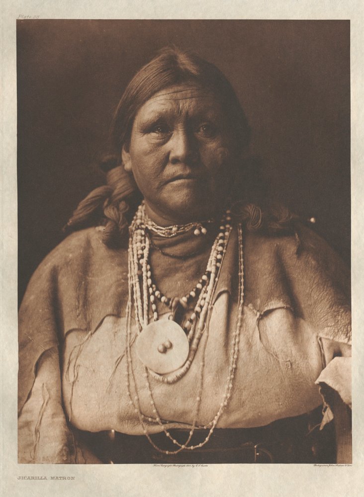 Portfolio I, Platte 23: Jicarilla-Matrone von Edward S. Curtis