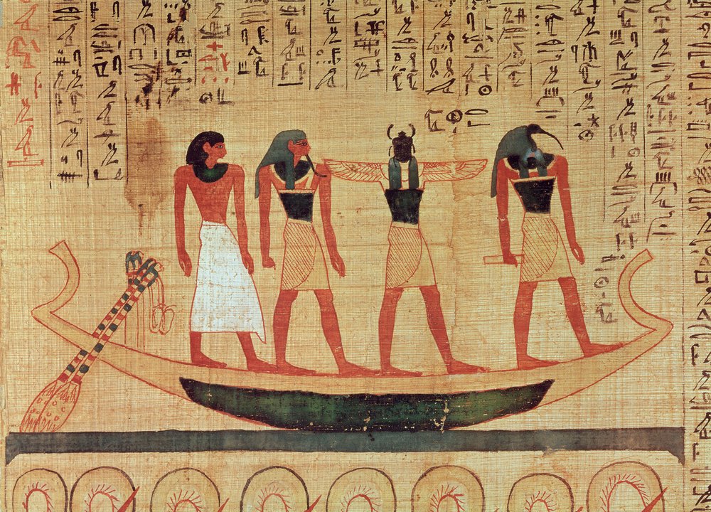 Papyrus mit der Darstellung eines Mannes, der von Thot, Chepri und einem weiteren Gott auf einer Barke ins Jenseits gebracht wird von Egyptian