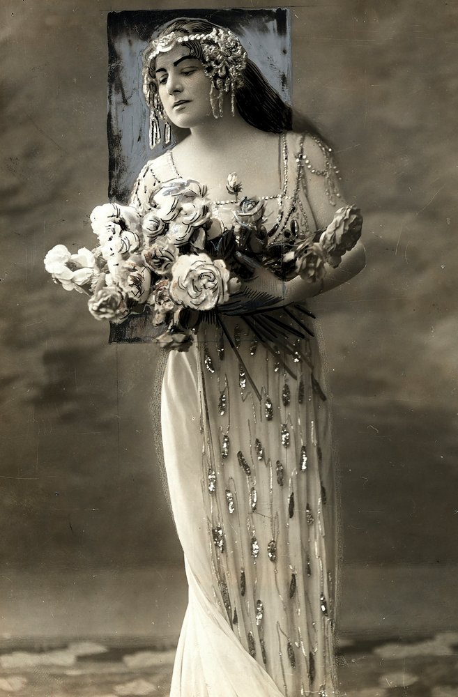 Ganzkörperporträt von Lucy Arbell, französische Opernsängerin, im Kostüm von Henri Manuel