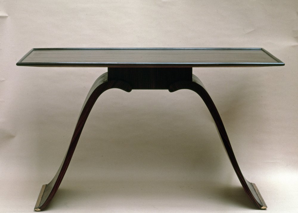 Tisch aus Makassar-Ebenholz mit messingbeschlagenen Füßen, ca. 1930-32 von Jacques-Emile Ruhlmann