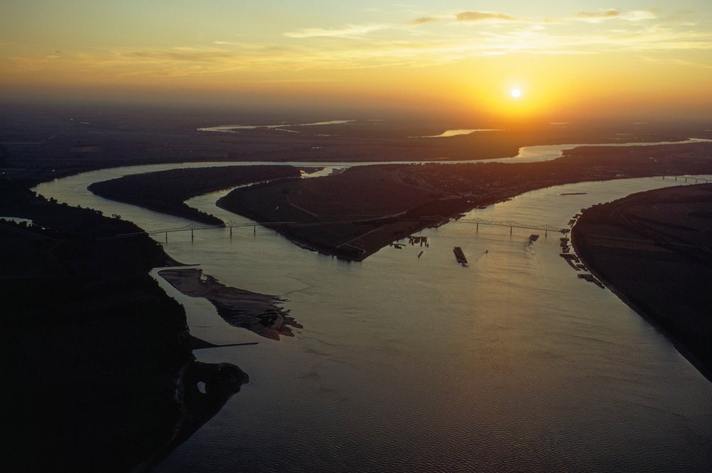 Dämmerungsaussicht aus der Luft auf den Zusammenfluss von Ohio und Mississippi Rivers. Cairo, Illinois von James L Stanfield