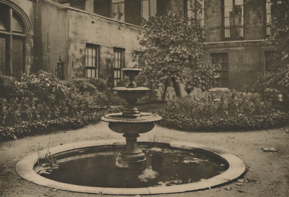 Alter Maulbeerbaum und Brunnen im Garten der Drapers Hall, ca. 1935 von Joel
