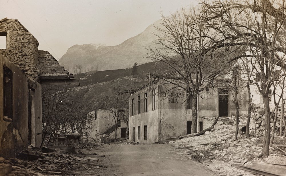 Album "Meine Weltkriegs-Erinnerungen Südwestfront (Kärnten, Italien, Südtirol) 31/03/1915-12/11/1918 - Josef Zohles Wien": Trümmer in Bovec (s/w Foto) von Josef Zohles