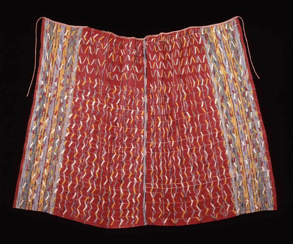 Cofradia-Umhang, möglicherweise für die Figur eines Heiligen, ca. 1920-1940 (Baumwolle; kettenbetontes Leinwandgewebe mit Kettenstreifen und Kett-Ikat und zusätzlicher Schussmusterung) von Mayan Mayan