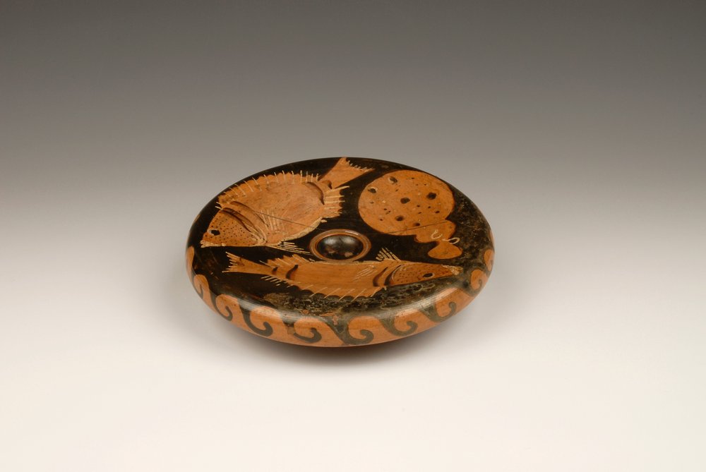 Rotfiguriger Teller mit Fischdekor von Roman