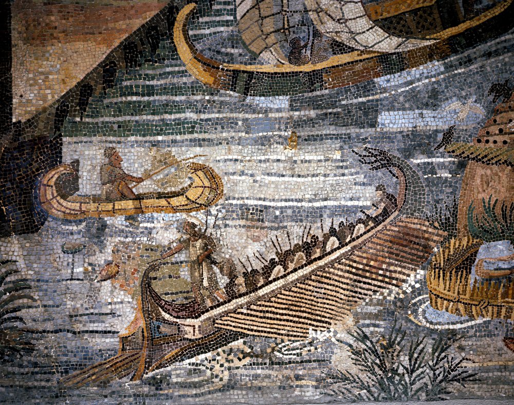 Eine römische Bireme (eine Art Galeere mit zwei Reihen) (Detail) eines Mosaiks in Palestrina. von Roman Roman