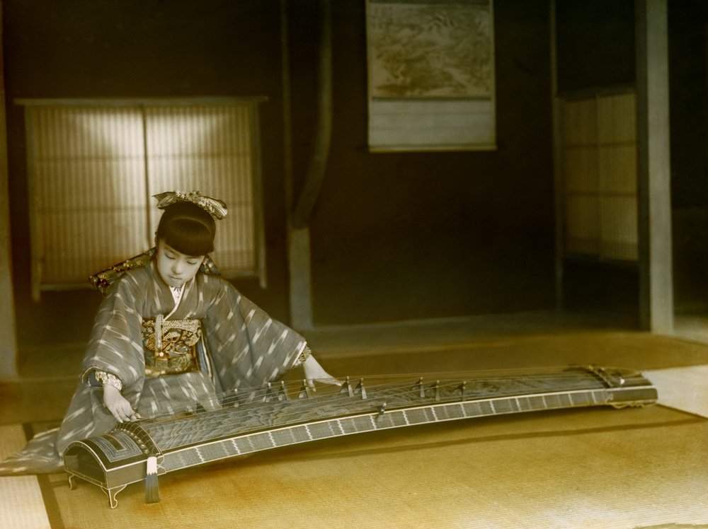 Porträt einer japanischen Frau, die Koto spielt, um 1900 - 1915 von Teijiro Takagi