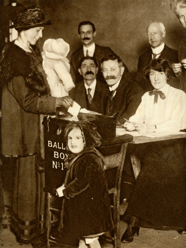 Einige Frauen dürfen zum ersten Mal wählen, Großbritannien, 14. Dezember 1918, 1935 von Unbekannt