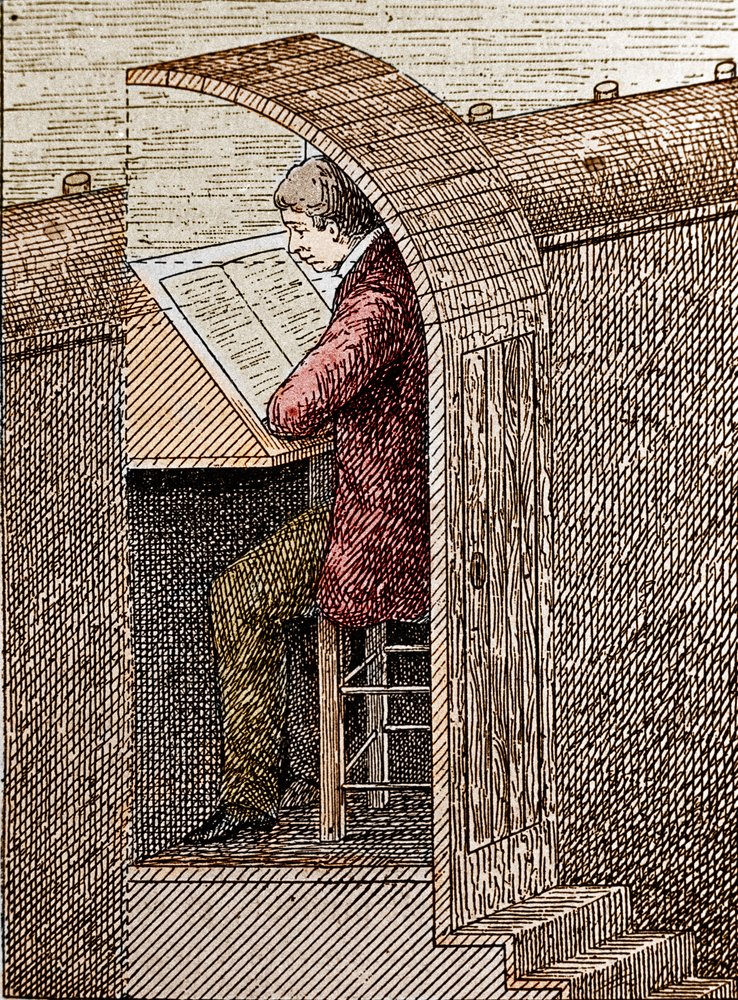Der Souffleur in seinem Loch. Ein Theatersouffleur hilft Schauspielern, sich an ihren Text zu erinnern, wenn sie auf der Bühne stehen. Hier ist er in seinem „Loch“ dargestellt, einer Öffnung an der Vorderseite der Bühne, die dem Publikum verborgen bleibt.  von Unknown artist