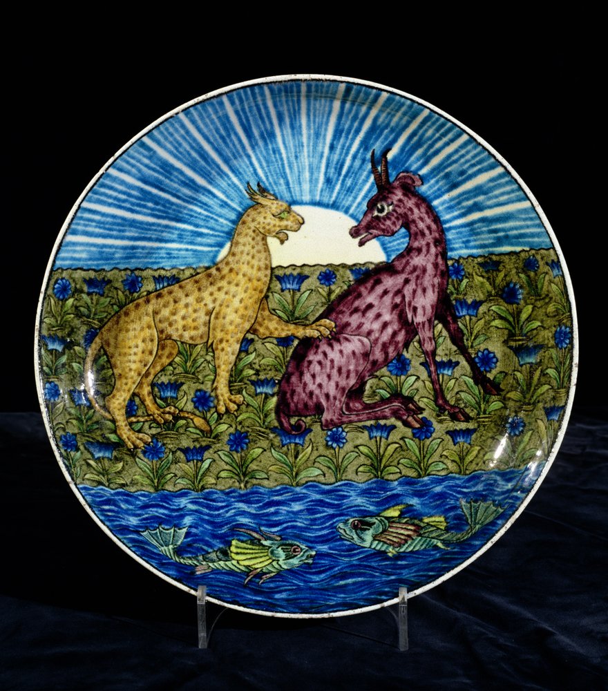 Ladegerät mit einem Leoparden und einem Hirsch am Ufer eines Flusses, gemalt von Charles Passenger, 1888-97 von William de Morgan