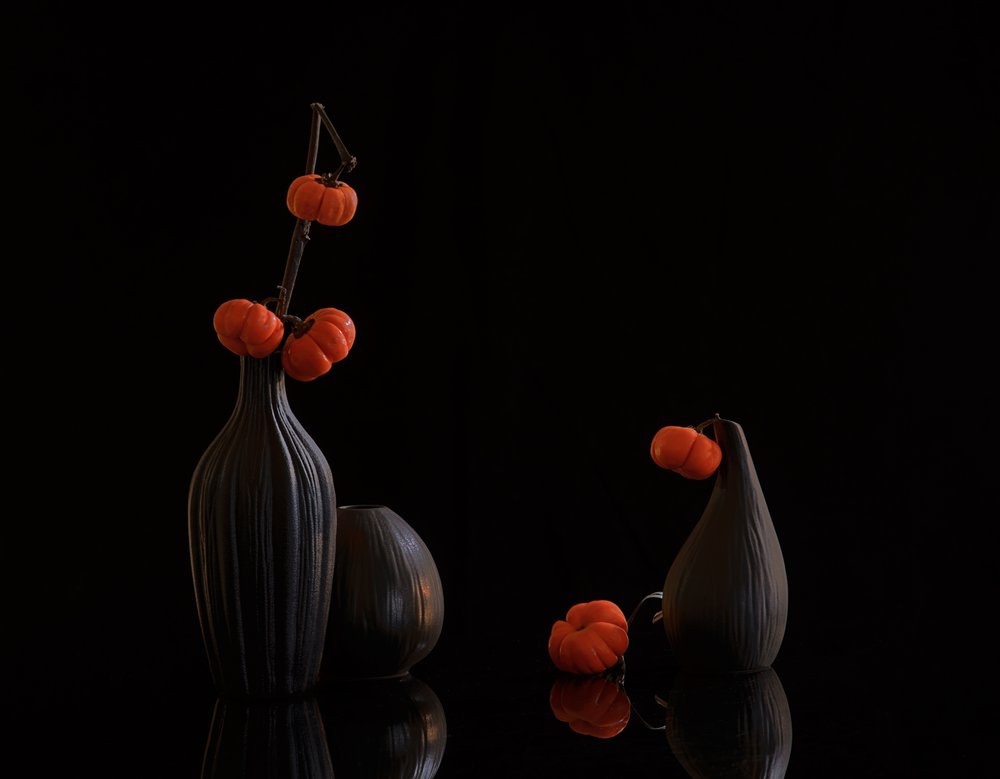 Orange Kürbisse Dunkle Vasen von Alice Sheng
