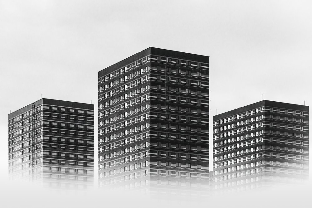 Neblige Stadttürme von Andrey Kotov