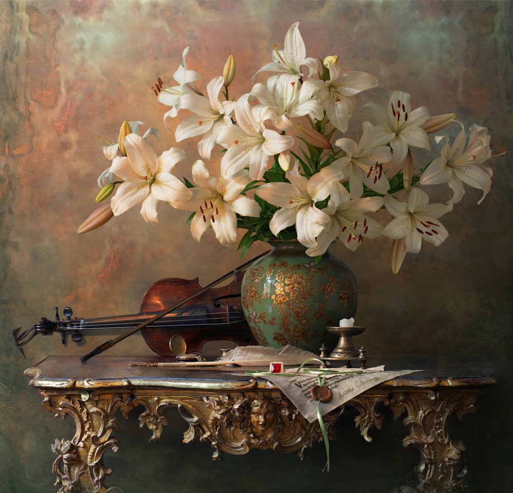 Elegante Lilien und Violine von Andrey Morozov