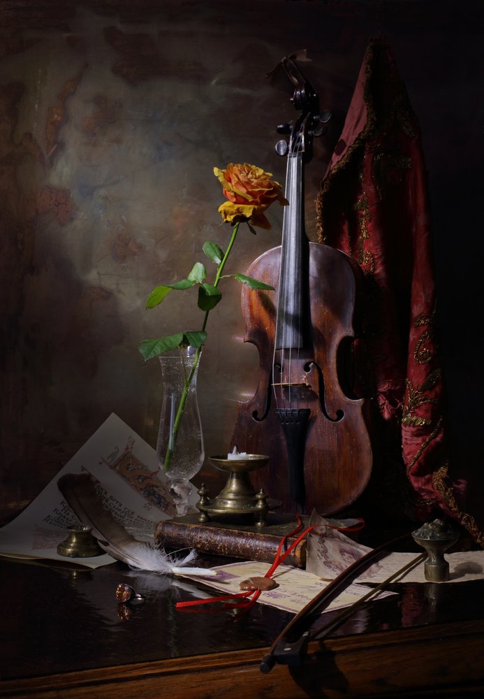 Vintage Violine und Rose von Andrey Morozov