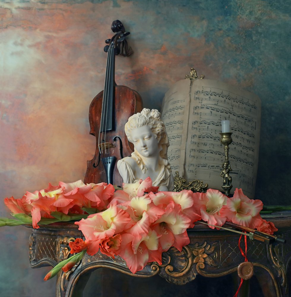 Violine Büste und Gladiolen von Andrey Morozov