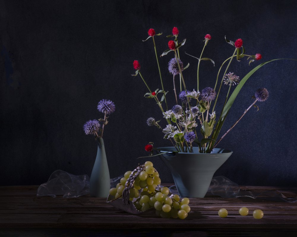 Dunkles Blumen-Stillleben von Anna Qu