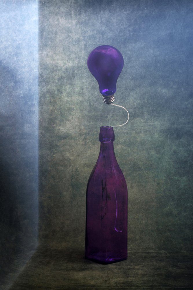 Schwebendes violettes Licht von Brig Barkow