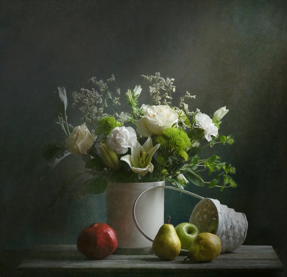 Elegantes Blumenstillleben von Catherine Wang
