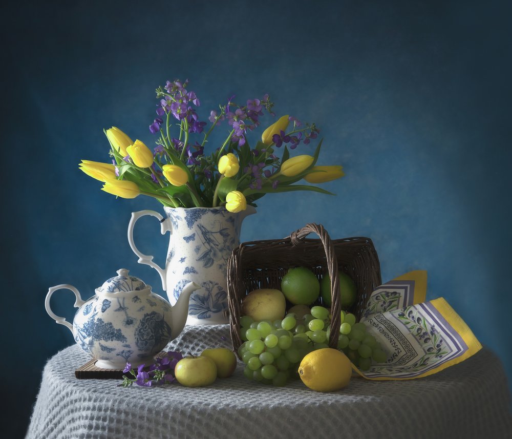 Frühlings-Tulpen und Frisches Obst von Catherine Wang