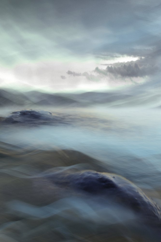 Neblige Blaue Abstrakte Landschaft von Christina Sillen