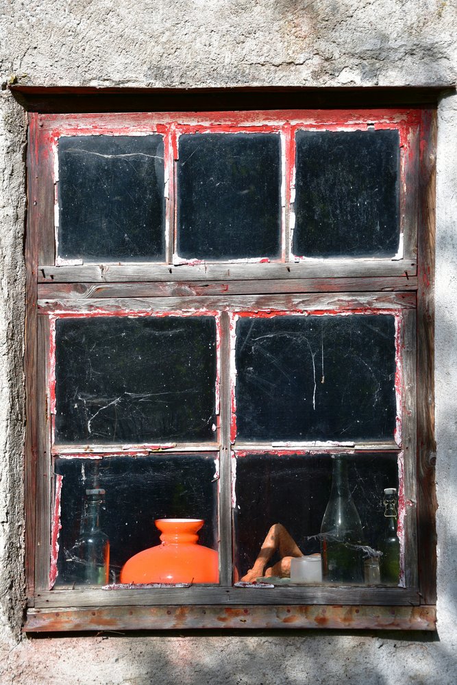Rustikales rotes Fenster von Christina Sillen