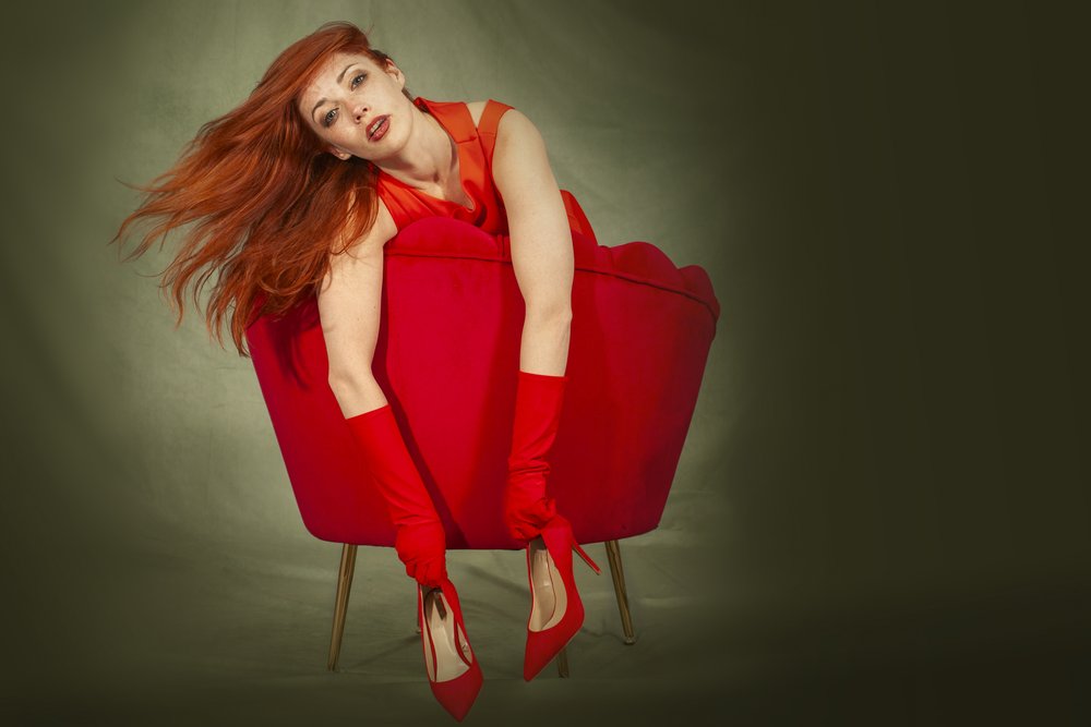 Glamouröses rotes Porträt von Christine von Diepenbroek