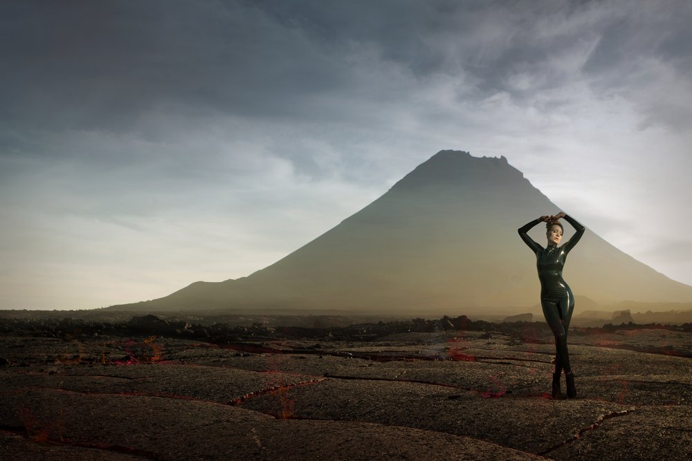 Einsame Figur in fremder Landschaft von Christine von Diepenbroek