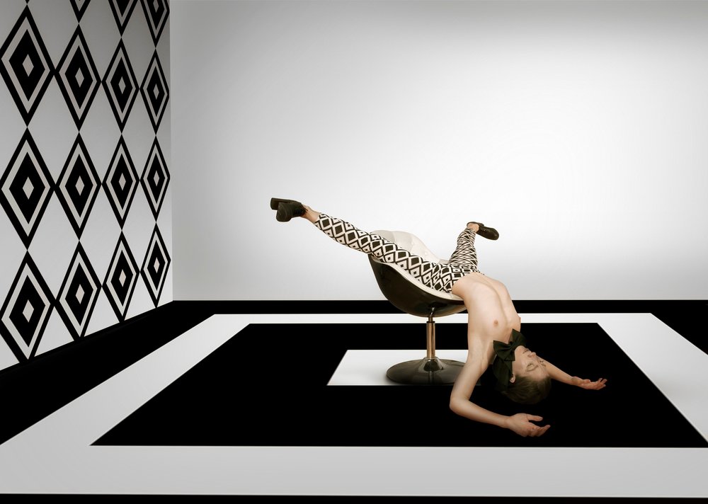 Surreale Geometrische Pose von Christine von Diepenbroek