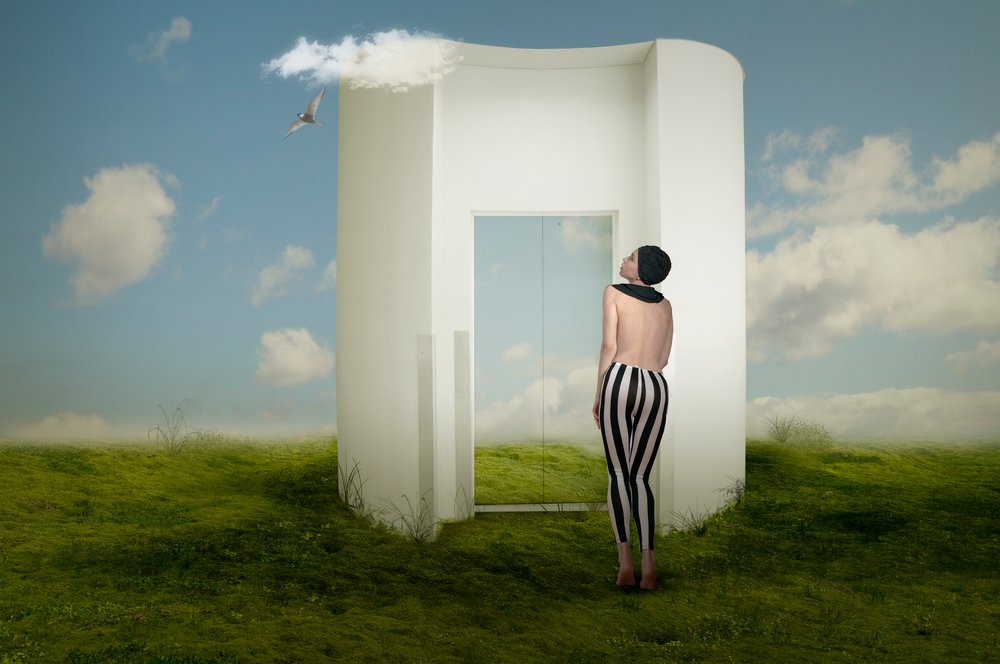 Frau am surrealen Portal von Christine von Diepenbroek