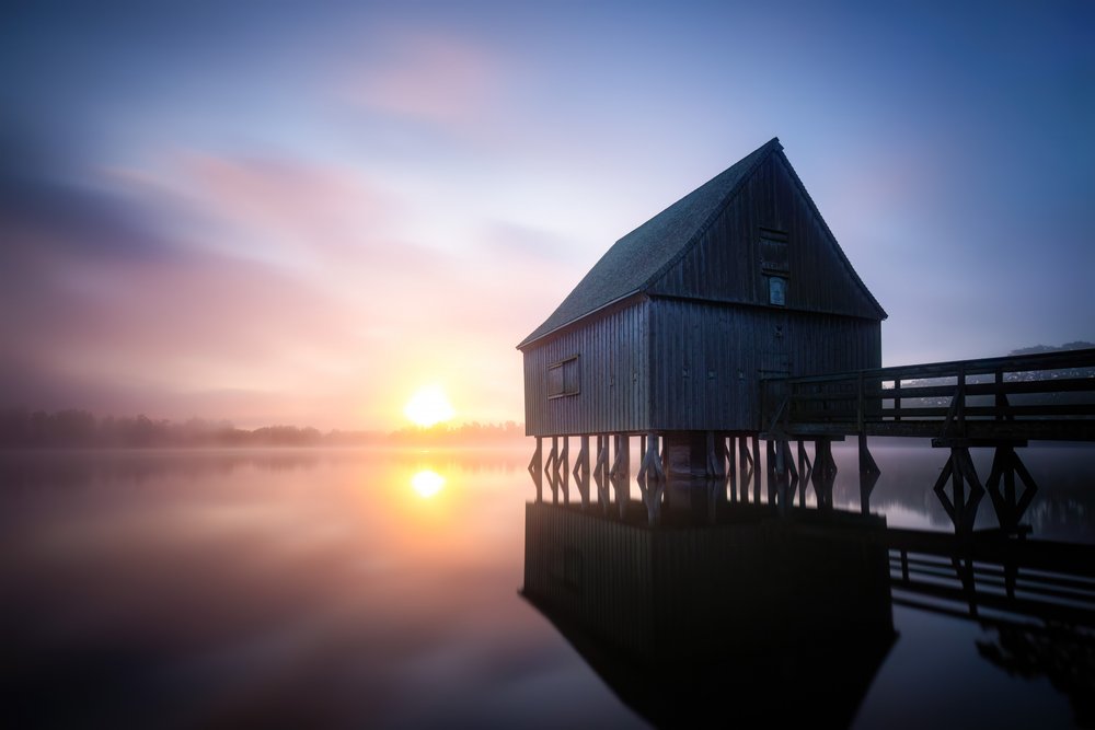 Nebliges Bootshaus Sonnenaufgang von Christoph Schaarschmidt