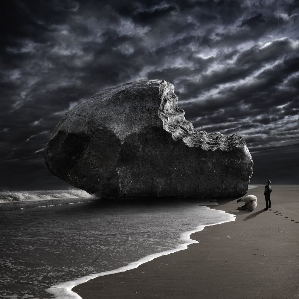 Gebissener Felsen am stürmischen Strand von Christophe Kiciak