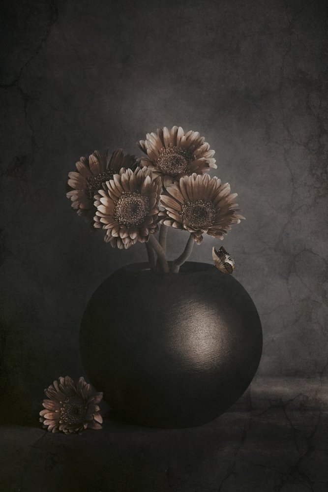 Dunkle Blumen mit Frosch von Cicek Kiral