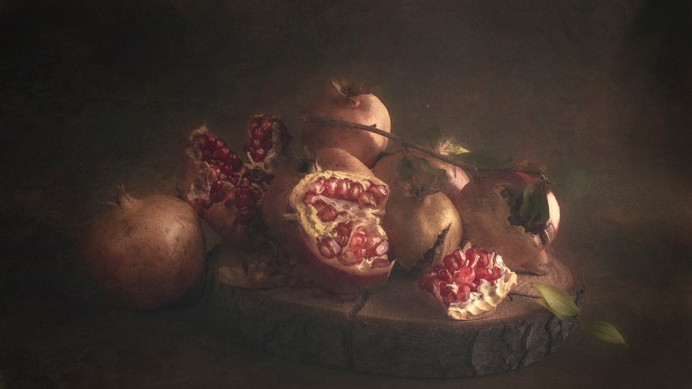 Dunkles Granatapfel-Stillleben von Cicek Kiral