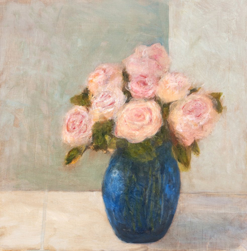 Rosa Rosen in blauer Vase von Claire Lerner