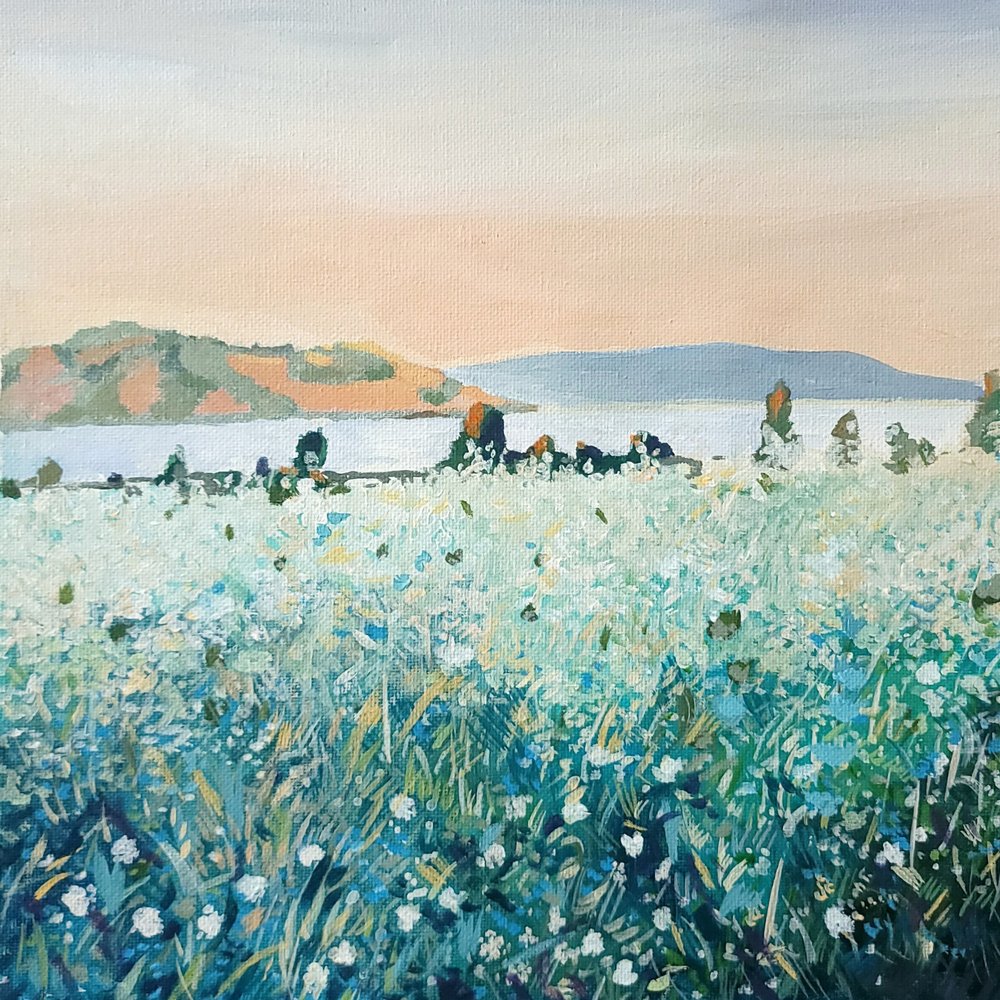 Weiße Wildblumen am Wasser von Claire Whitehead