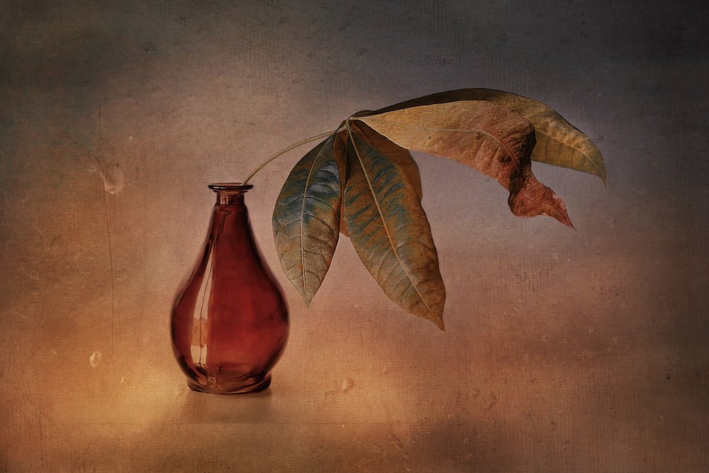 Rote Vase Herbstblätter von Elena Arjona