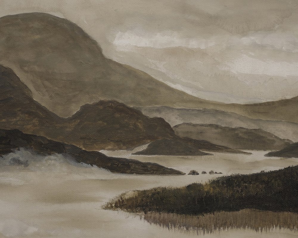 Nebliger Bergsee von Emily Tingey