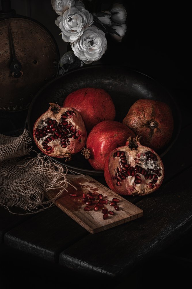 Elegantes Granatapfel-Stillleben von Enrico Sottocorna