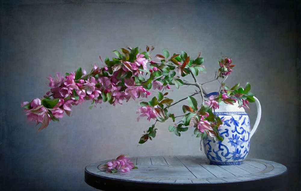 Rosa Blüten in blauer Vase von Fangping Zhou