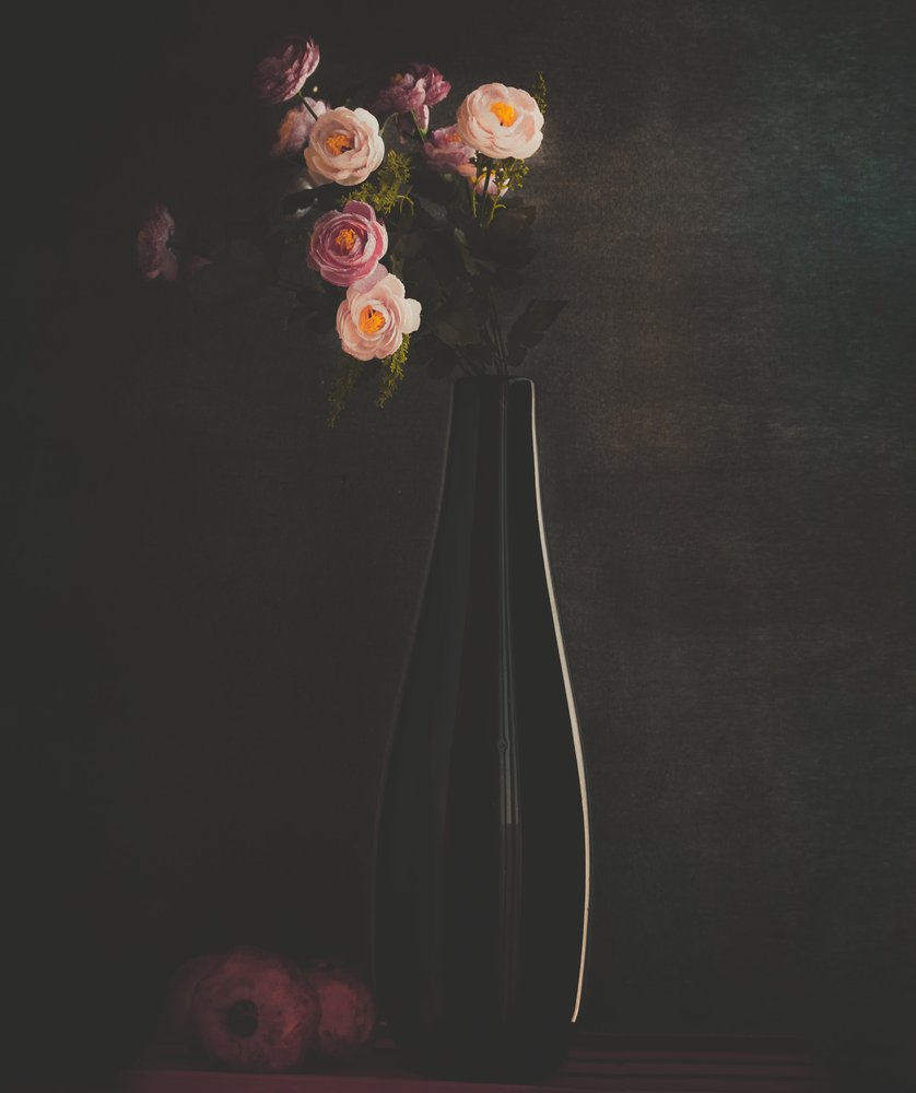 Stimmungsvolle Blumen Stillleben von Farid Kazamil