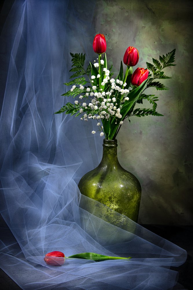 Elegante Tulpen im Glas von Felice Angelino