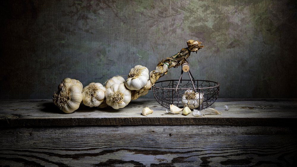Rustikales Knoblauch-Stillleben von Felice Angelino