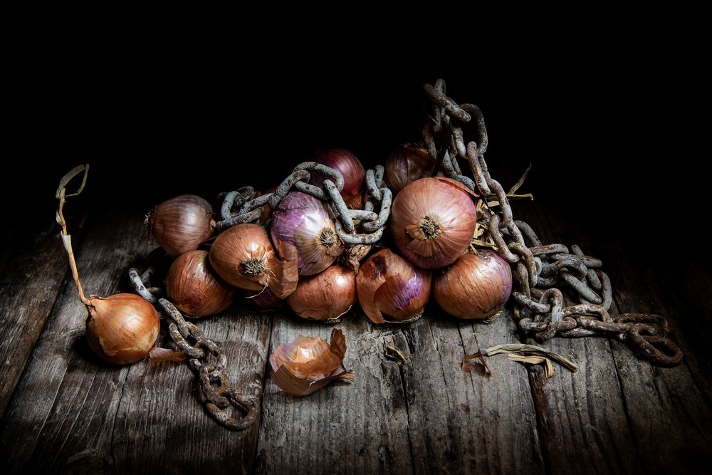 Rustikale Zwiebeln und Kette von Felice Angelino