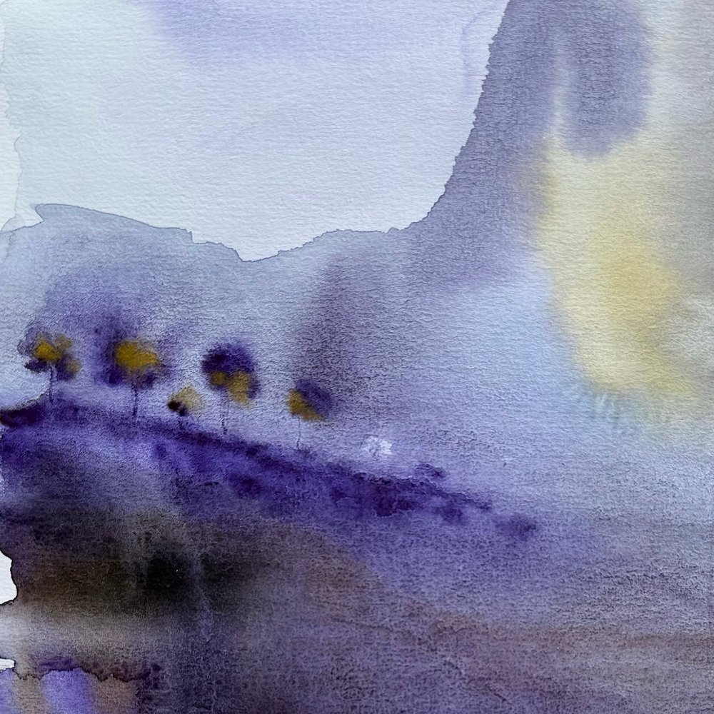 Neblige Violette Landschaft von Helena Ryhle