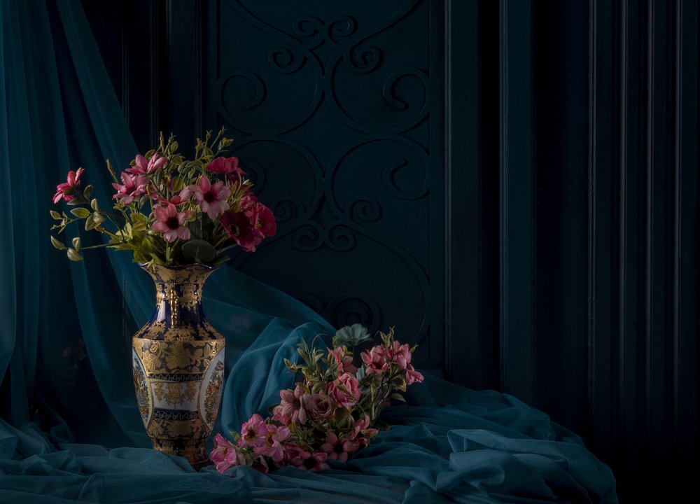 Elegante Goldvase Blumen von Homeira moazami