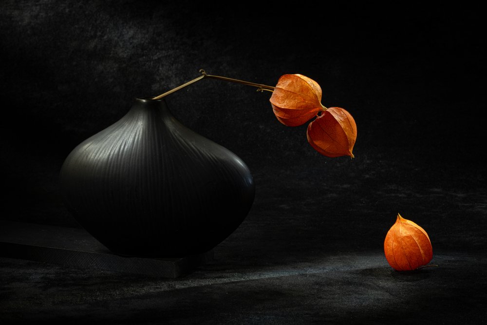 Schwarze Vase Orange Laternen von Igor Kopcev